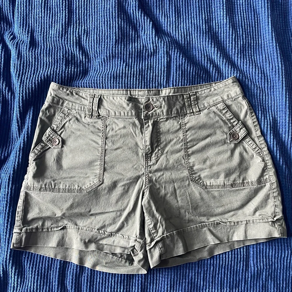 Mid rise women’s shorts grey size 10